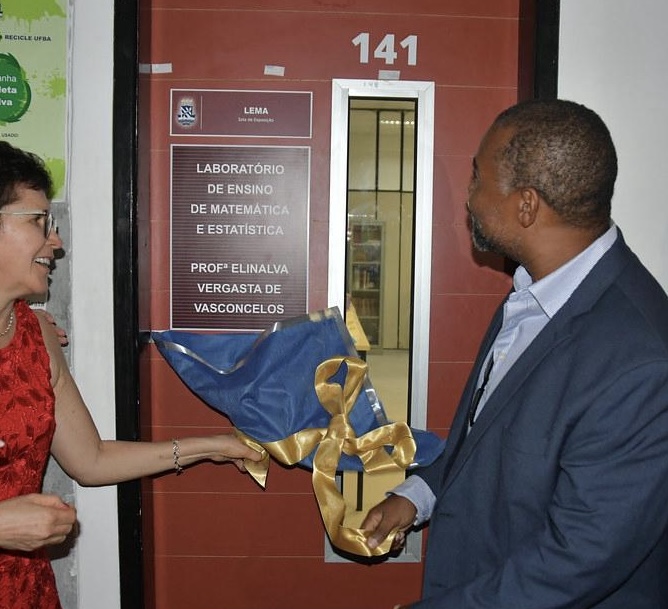 Durante homenagem 2019, com o professor Evandro.