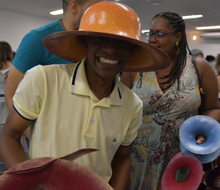 Renivaldo com o famoso chapéu de Sherlock, na homenagem pra Lina de 2019.