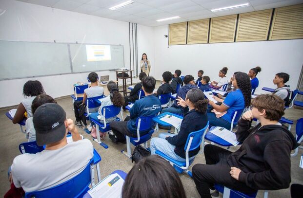 Estudante de graduação do Programa de Extensão ministrando aula para alunos da rede pública.