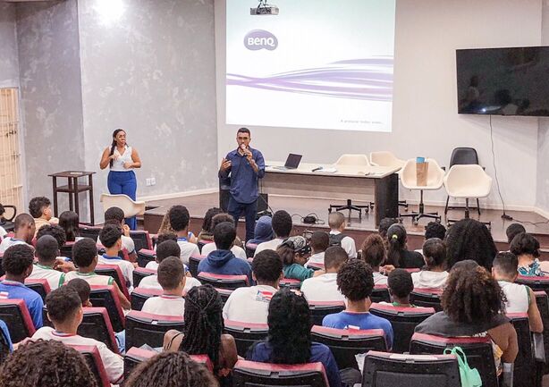 Aulão inaugural com intervenção sobre gestão emocional e ansiedade, conduzida pela psicóloga Taíris Araújo.