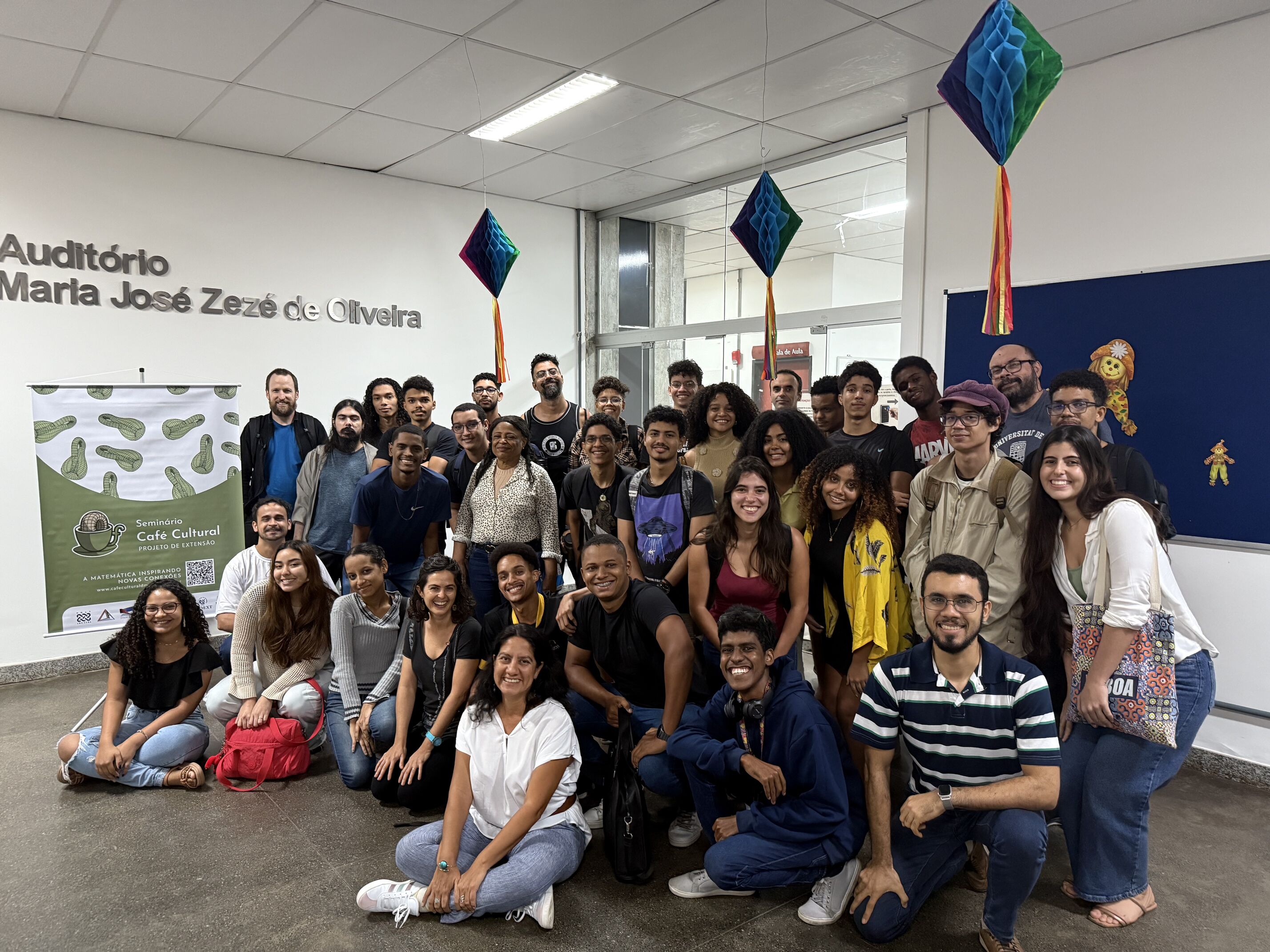 Profa . Vanessa Barros (DMAT) no Seminário Café Cultural.