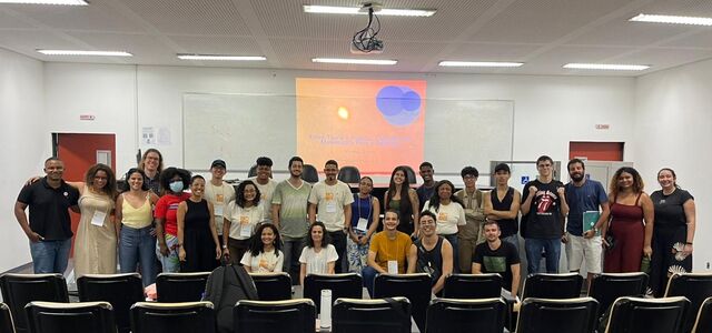 Foto de grupo após palestra da Profa . Vanessa Barros durante a programação do XIX EMAT.