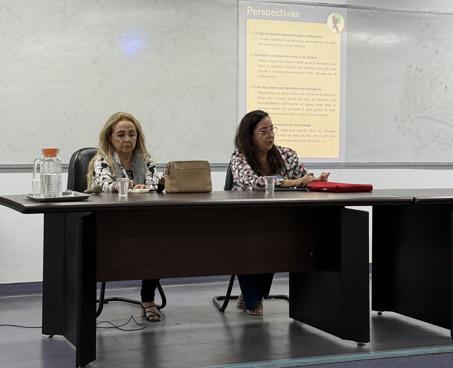 Mesa redonda sobre saúde mental com as professoras Denise Vieira (Chefe de Gabinete) e Martha Macedo (PSIU-UFBA).
