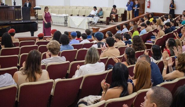 Apresentação artística do Maestro José Maurício Brandão e da soprano Gisele Nino.
