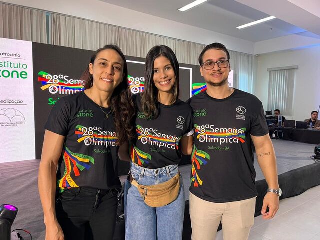 Integrantes do Programa de Extensão Matemática Olímpica (Elaís Cidely, Carlos Rocha e Sara Sousa) na organização do evento.