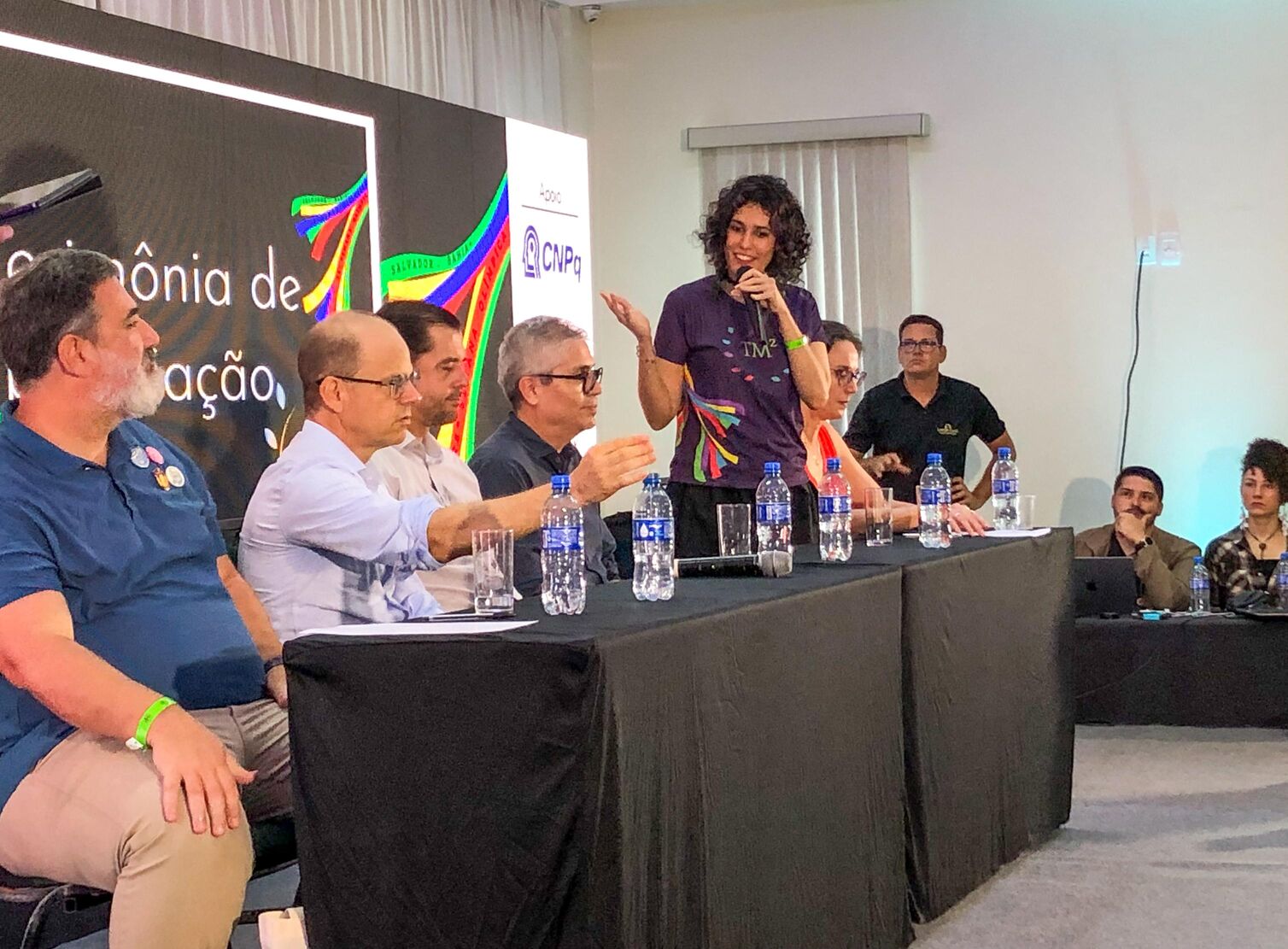 Mesa da cerimônia de premiação com a presença dos professores Carlos Moreira (Gugu), Kleyber Mota, Edmilson Motta e Luíze D’Urso, bem como Carolina da Costa (Instituto Stone) e o vice-presidente da SBM Daniel Pellegrino.