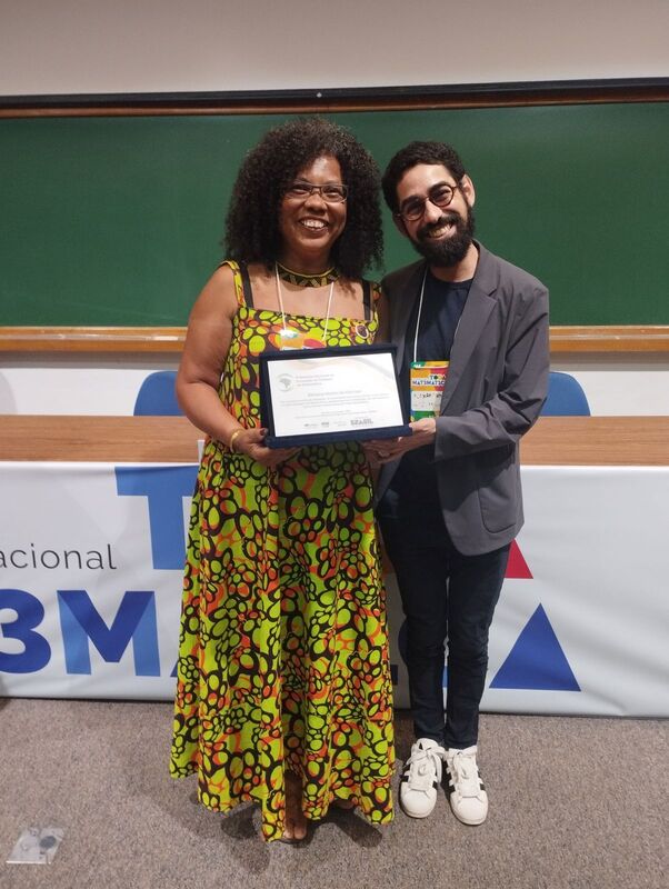 A docente com Alexandre Moreira (Itaú Social) durante a premiação no Rio de Janeiro.