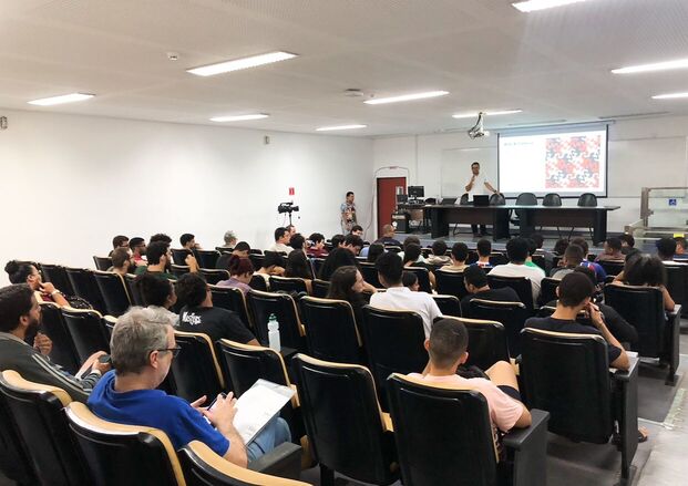 Prof. Vinícius Mello apresenta um panorama histórico da visualização matemática.