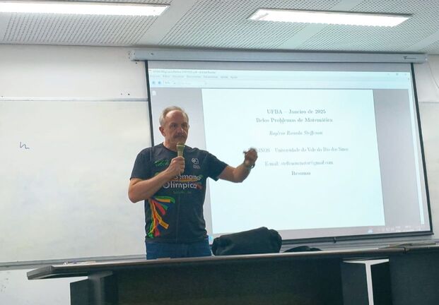 Prof.  Rogério Steffenon (UNISINOS) durante sua apresentação sobre problemas matemáticos.